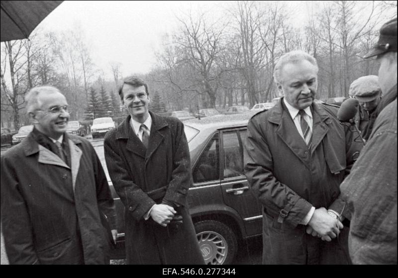 Uue ametiauto üleandmine Eesti Ülemnõukogu esimehele Arnold Rüütlile.