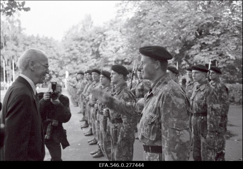 President Lennart Mere ametisse astumise tseremoonia presidendi lossi ees.