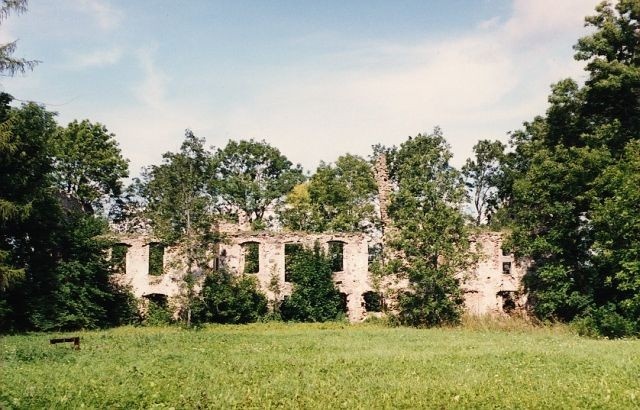 Kloostrimõisa mõisa peahoone varemed