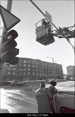 Liiklusmärgi paigaldamine.  similar photo