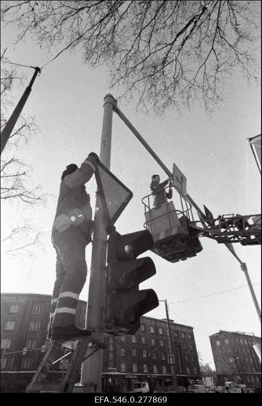 Liiklusmärgi paigaldamine.
