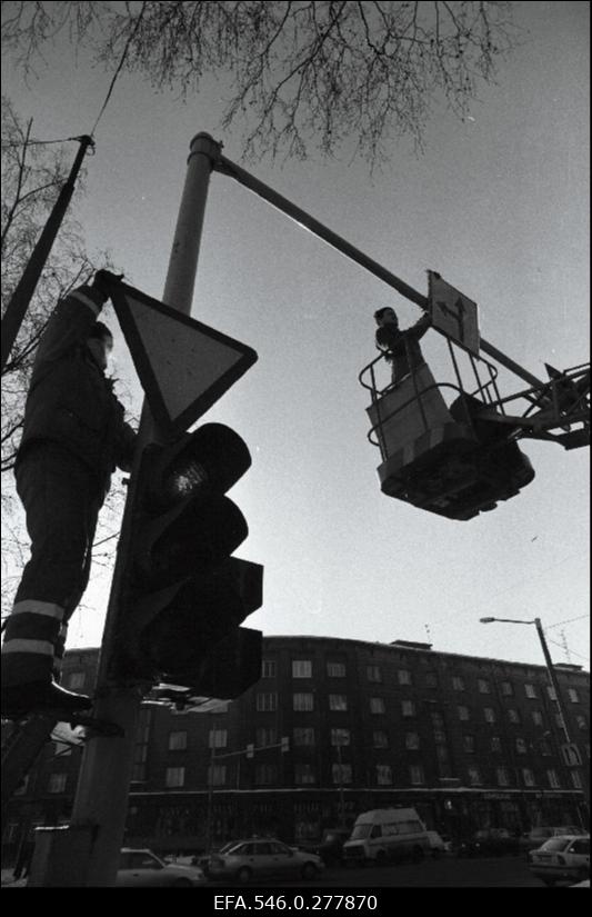 Liiklusmärgi paigaldamine.