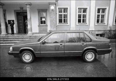 Uue ametiauto üleandmine Eesti Ülemnõukogu esimehele Arnold Rüütlile.  similar photo
