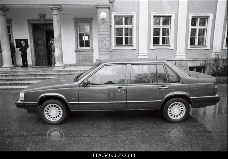 Uue ametiauto üleandmine Eesti Ülemnõukogu esimehele Arnold Rüütlile.