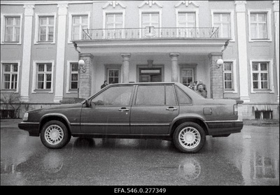 Uue ametiauto üleandmine Eesti Ülemnõukogu esimehele Arnold Rüütlile.  similar photo