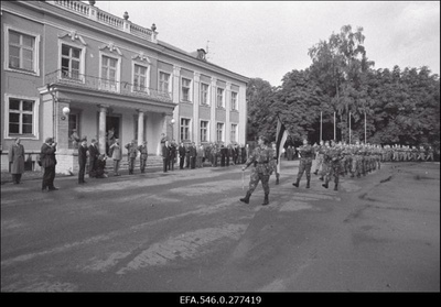 President Lennart Mere ametisse astumise tseremoonia presidendi lossi ees.  similar photo