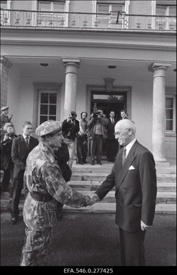 President Lennart Mere ametisse astumise tseremoonia presidendi lossi ees.  similar photo