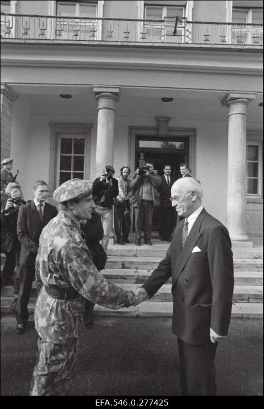 President Lennart Mere ametisse astumise tseremoonia presidendi lossi ees.