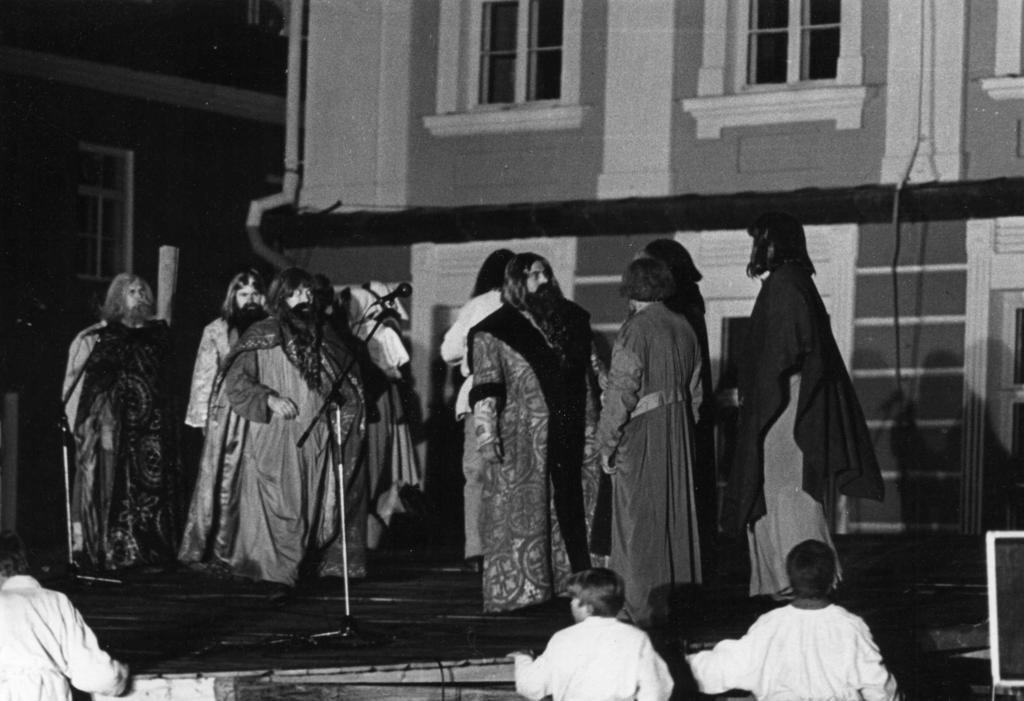 Tartu rahvateater:  vabaõhuetendus "Tuhandeaastane Tartu" (stsenaariumi autor H. Palamets)  Raekoja platsil raekoja ees.
Stseen: "Külalised järvede tagant."
Tartu, 14.09.1980. Foto: Ann Tenno