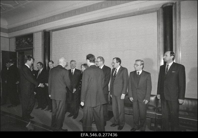 President Lennart Mere ametisse astumise tseremoonia presidendi lossi ees.  similar photo