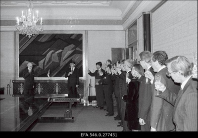 President Lennart Mere ametisse astumise tseremoonia presidendi lossi ees.  similar photo