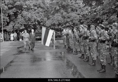 President Lennart Mere ametisse astumise tseremoonia presidendi lossi ees.  similar photo