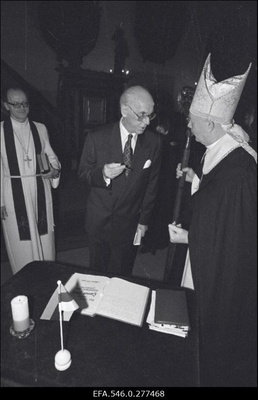 President Lennart Mere ametisse astumise tseremoonia Tallinna Toomkirikus.  similar photo