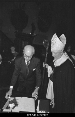 President Lennart Mere ametisse astumise tseremoonia Tallinna Toomkirikus.  similar photo