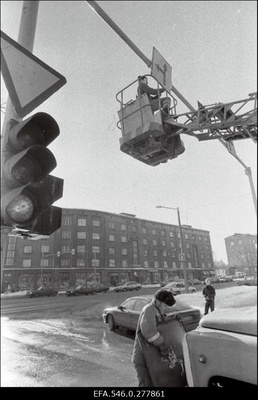 Liiklusmärgi paigaldamine.  similar photo