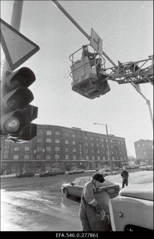 Liiklusmärgi paigaldamine.