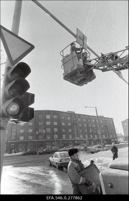 Liiklusmärgi paigaldamine.  similar photo
