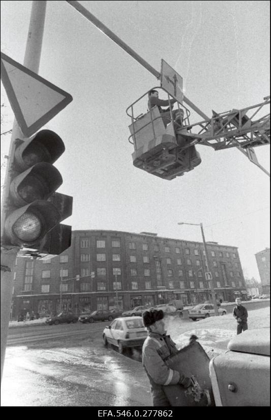 Liiklusmärgi paigaldamine.