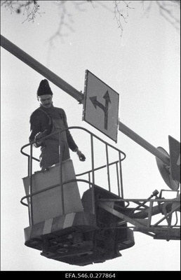 Liiklusmärgi paigaldamine.  similar photo