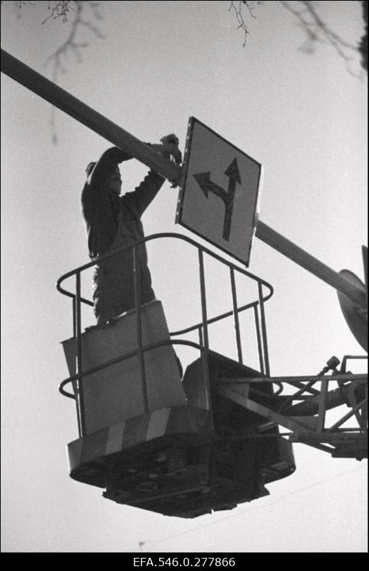 Liiklusmärgi paigaldamine.