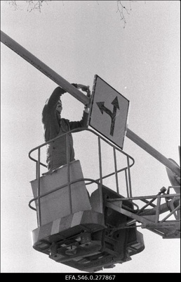 Liiklusmärgi paigaldamine.  similar photo