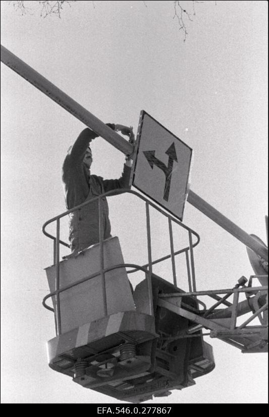 Liiklusmärgi paigaldamine.