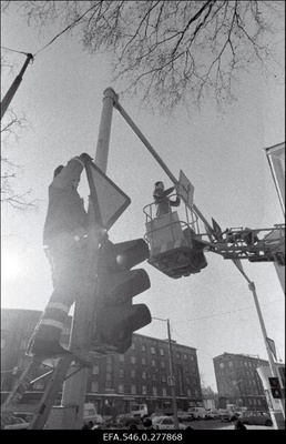 Liiklusmärgi paigaldamine.  similar photo