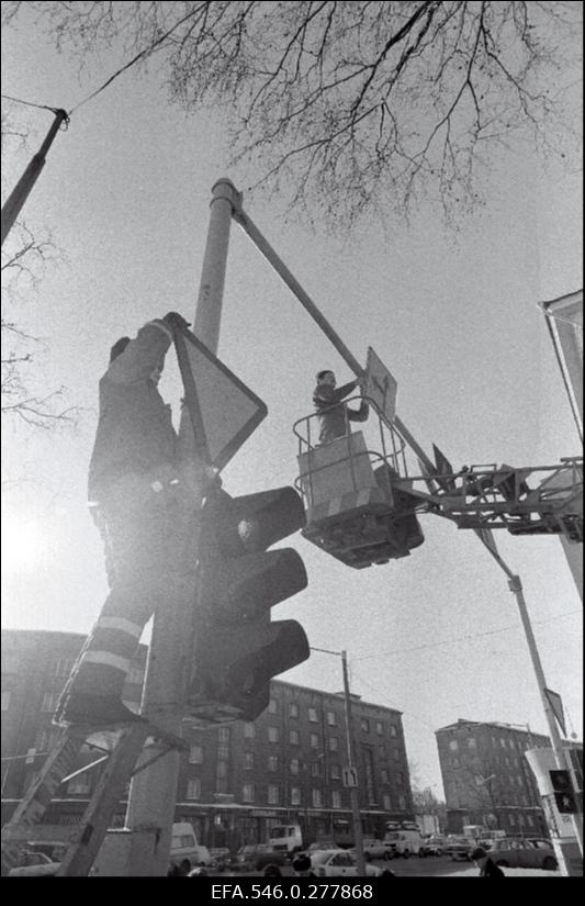 Liiklusmärgi paigaldamine.