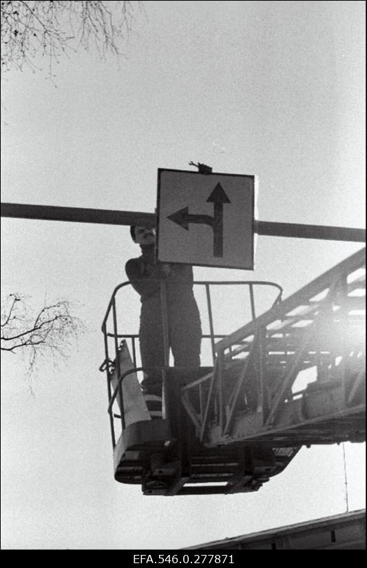 Liiklusmärgi paigaldamine.