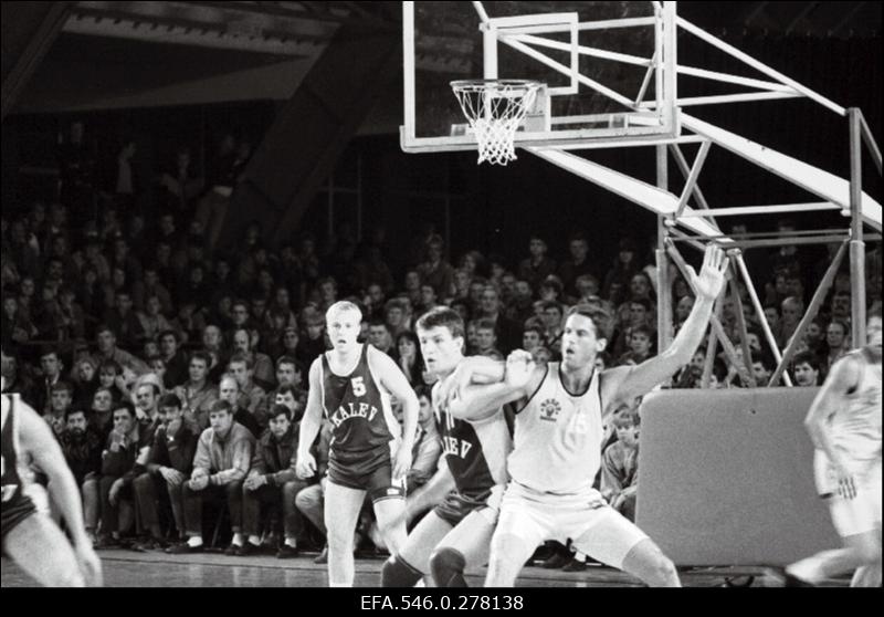 Kalevi korvpallimeeskond mängimas Kalevi spordihallis