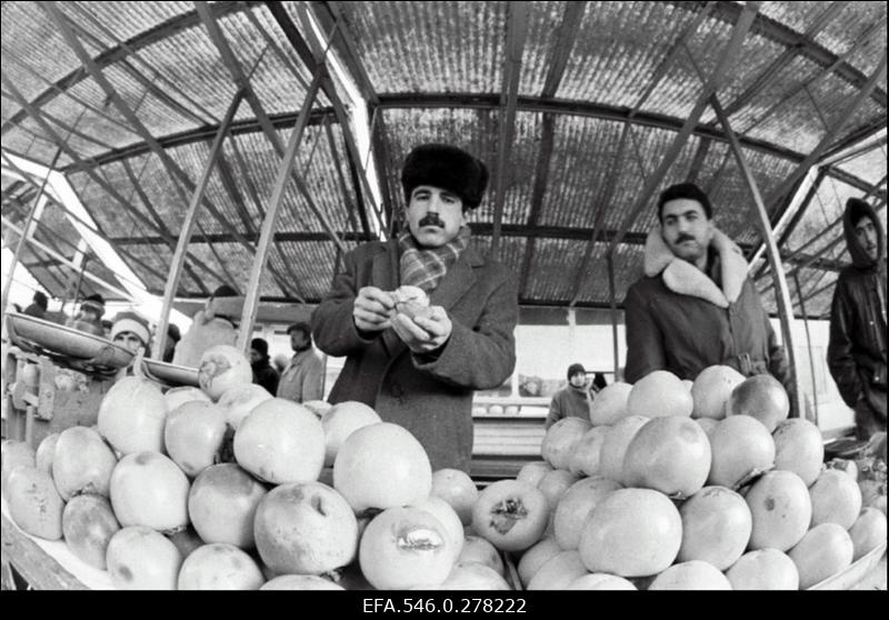 Kauplemine keskturul.