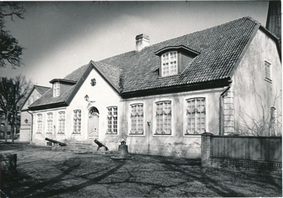 Foto. Läänemaa Muuseumi hoone. Mustvalge.  similar photo