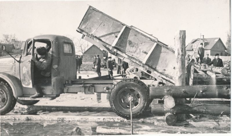 Foto. Vormsi sadamasilla ehitamine Haapsalus laupäevakul 12. aprillil 1969.