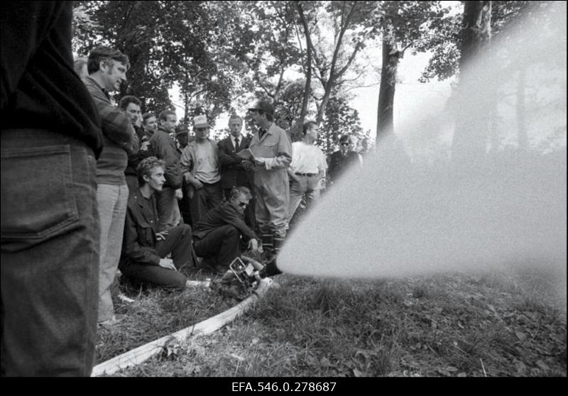 Tuletõrjetehnika katsetamine[metsa]põlengu kustutamiseks.