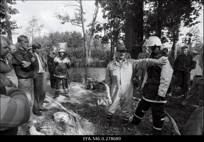 Tuletõrjetehnika katsetamine[metsa]põlengu kustutamiseks.