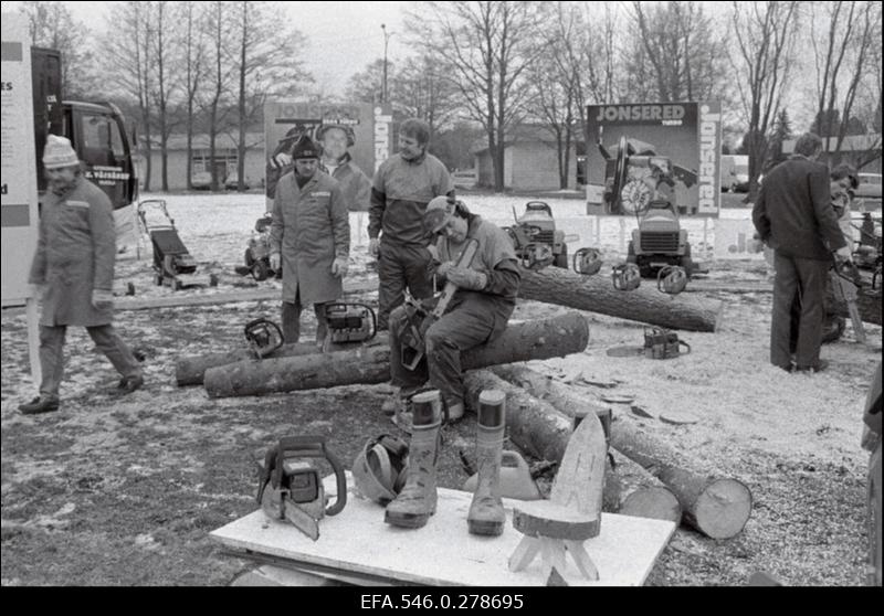 Metsatöötehnika väljapanek Eesti näitusel.