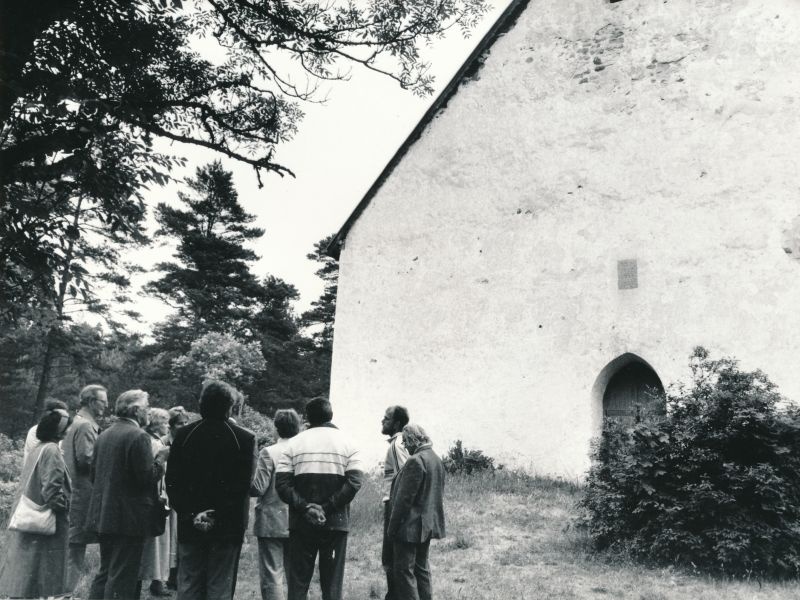 Foto. Rootsi Kuningriigi peakonsuli Leningradis hr. Bengt Akerreni Vormsil 21.juunil 1988.a.
Fotol külalised Vormsi kiriku juures.
Foto: Arvo Tarmula.