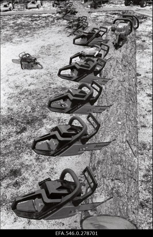 Metsatöötehnika väljapanek Eesti näitusel.