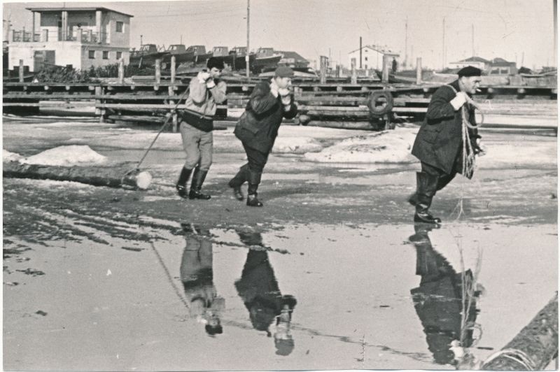 Foto. Vormsi sadamasilla ehitamine Haapsalus laupäevakul 12. aprillil 1969.