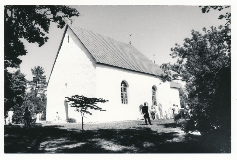 Foto. Vormsi kiriku uuestiavamise päeval 29.07.1990. Mustvalge.