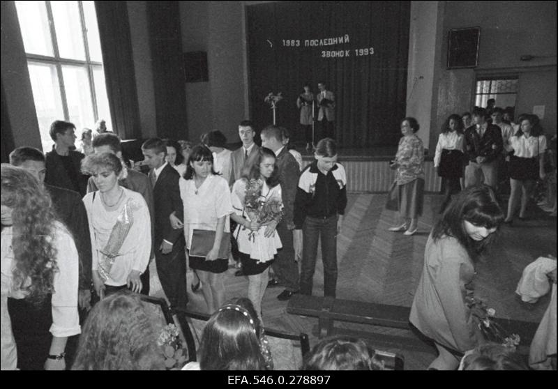 Abituriendid lõpukellapäeval.