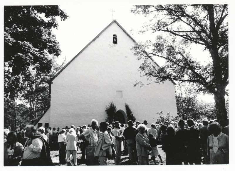 Foto. Vormsi kirik taasavamise päeval 29.07.1990. Mustvalge.