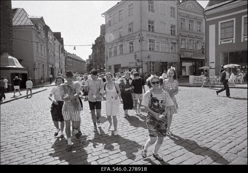 Abituriendid lõpukellapäeval.