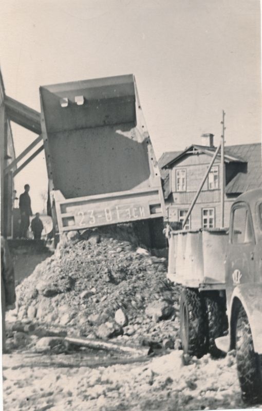 Foto. Vormsi sadamasilla ehitamine Haapsalus laupäevakul 12. aprillil 1969.