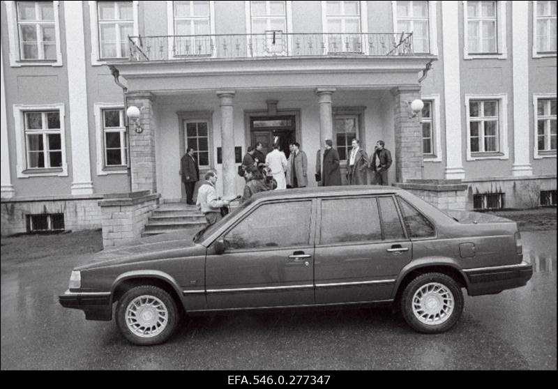 Uue ametiauto üleandmine Eesti Ülemnõukogu esimehele Arnold Rüütlile.