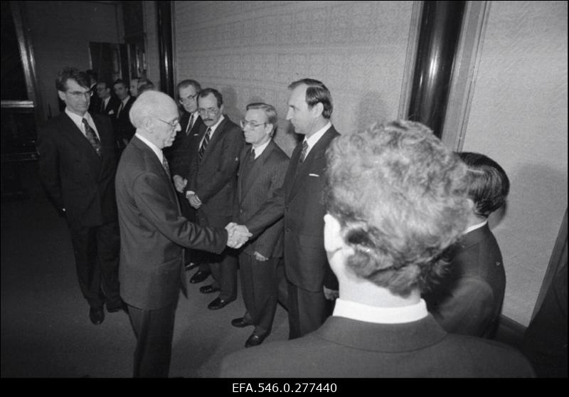 President Lennart Mere ametisse astumise tseremoonia presidendi lossi ees.