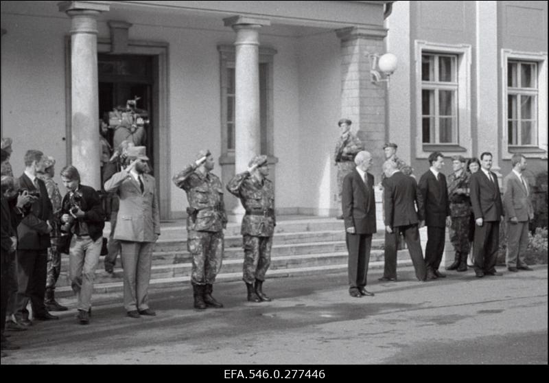 President Lennart Mere ametisse astumise tseremoonia presidendi lossi ees.