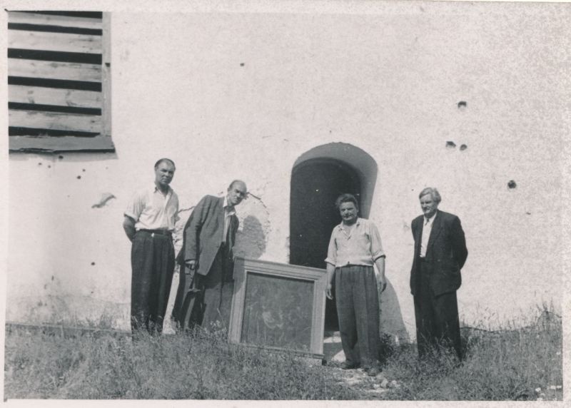 Foto. Vormsi kiriku lääneportaali ees 15.juulil 1956.a.