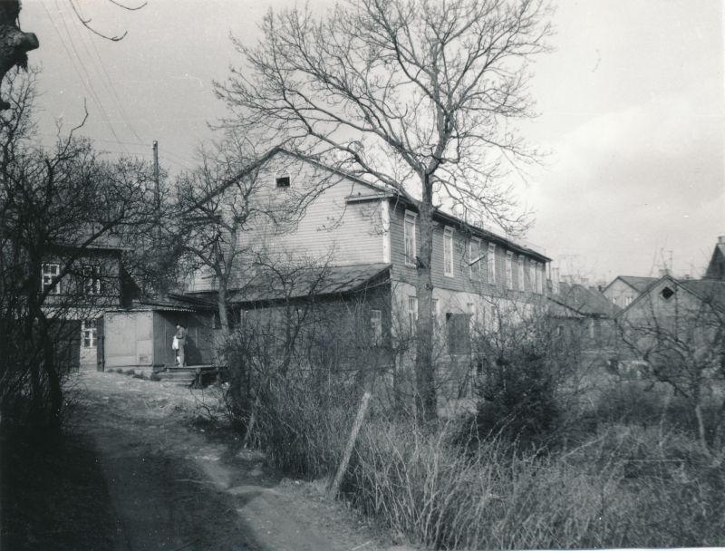 Foto. Karja tänav 21 õuepoolne vaade. 1991.
