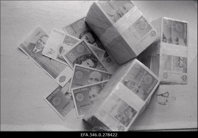 Rahavahetus kroonidele üleminekul.  duplicate photo